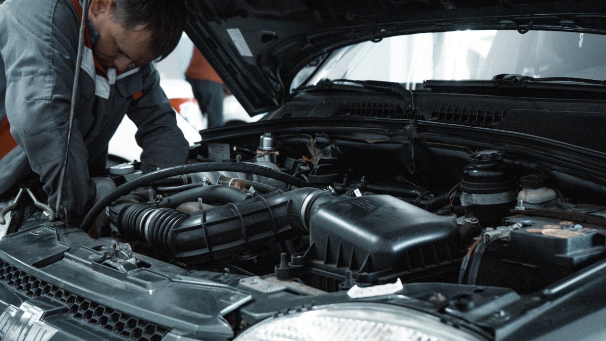 Inspection du compartiment moteur d'une voiture d'occasion