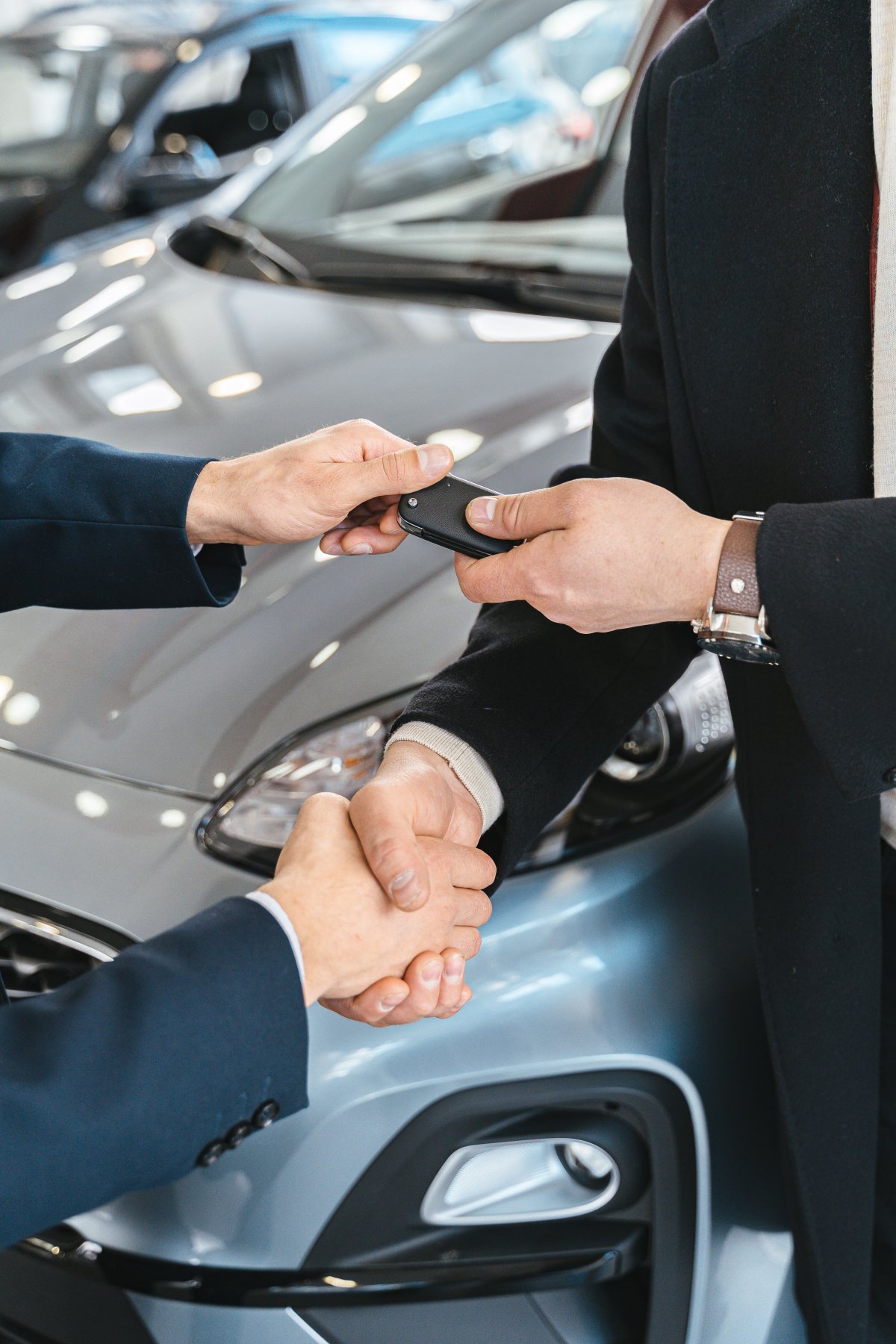Client recevant les clés de sa voiture - Armada Automobiles