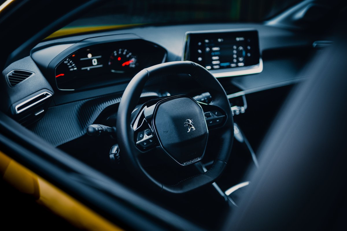 Volant Peugeot 208 GT Line, véhicule en dépôt-vente chez Armada Automobiles
